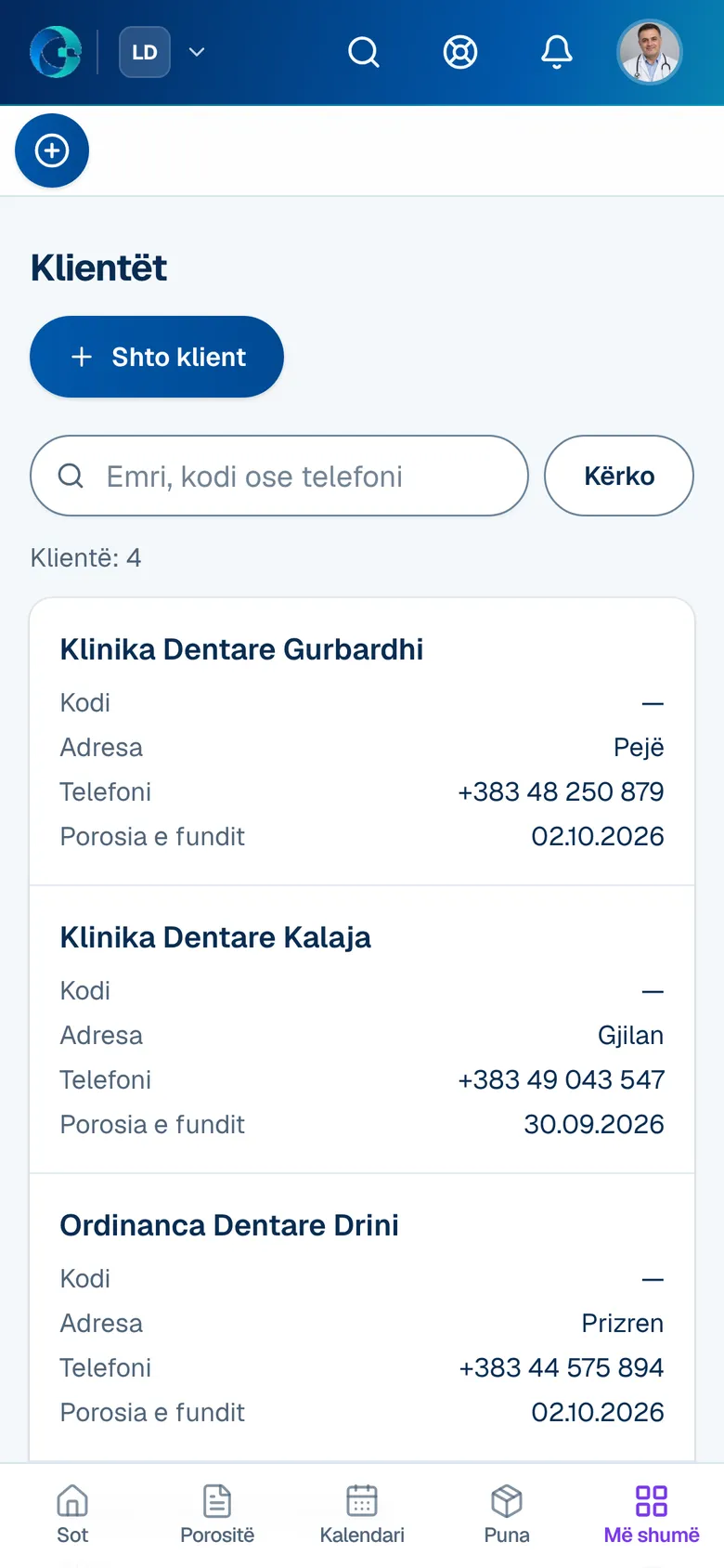 Lista e klientëve të një laboratori dentar në OPALEVI: katër klinika dentare me qytetin, telefonin dhe datën e porosisë së fundit.