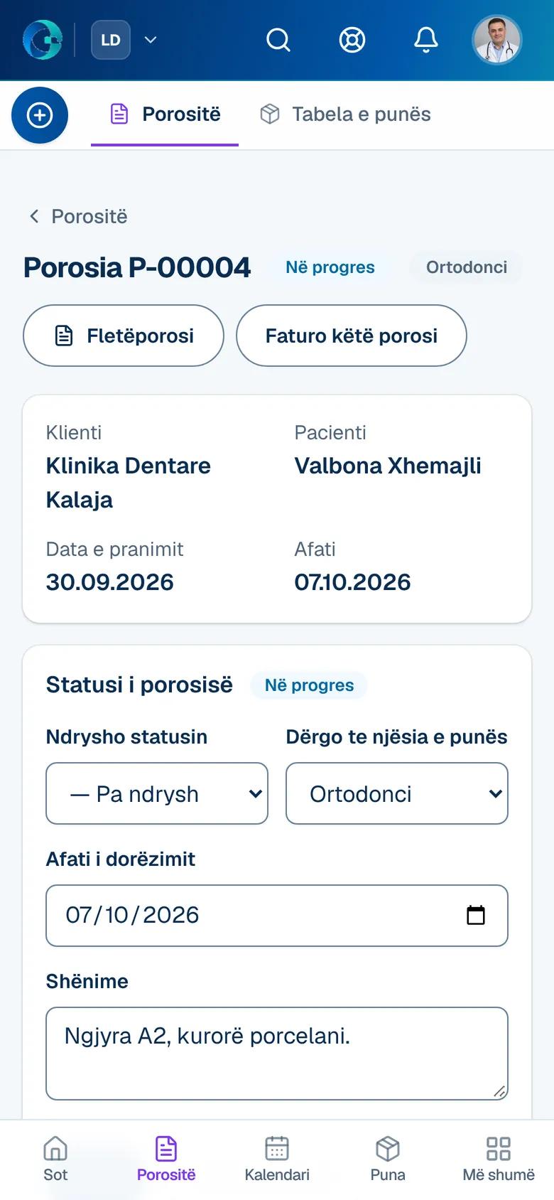 Një porosi në OPALEVI: klienti, pacienti, data e pranimit dhe afati lart, statusi i porosisë me shënimin “Ngjyra A2, kurorë porcelani” majtas, dhe fazat e punës që shtohen djathtas.