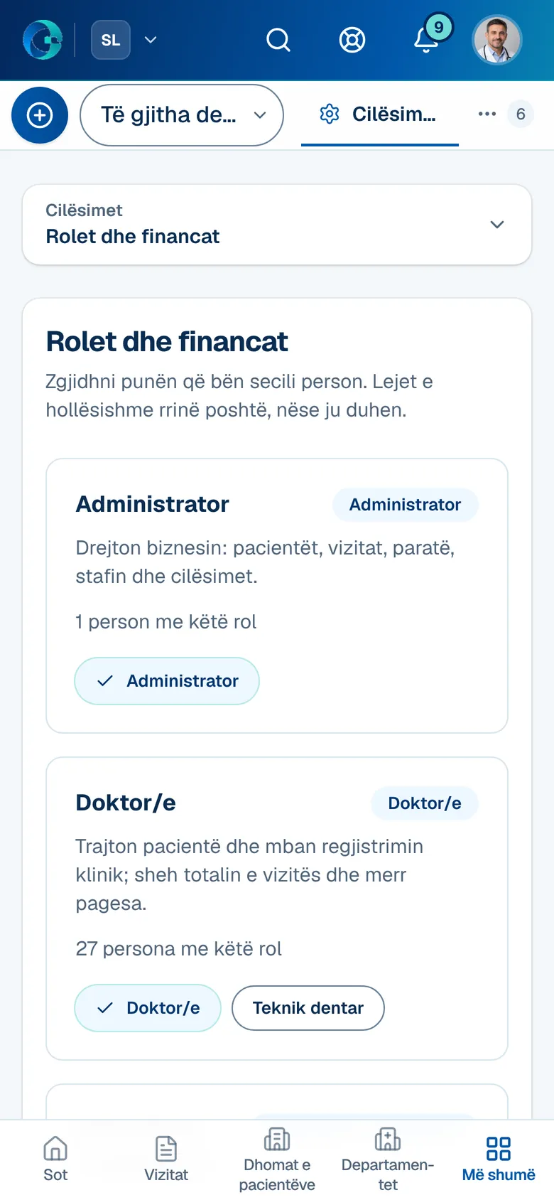 Rolet dhe financat në cilësimet e OPALEVI: kartat për Administratorin, Doktorin, Infermierin ose Asistentin, Recepsionin dhe Financat ose Kontabilitetin, secila me një përshkrim të shkurtër dhe sa veta e kanë.